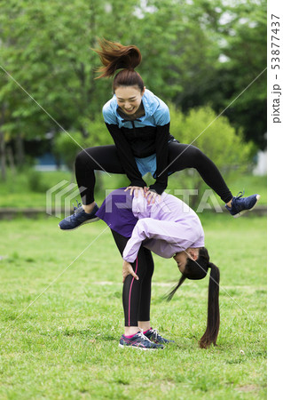人物 人間 馬跳び 日本人の写真素材