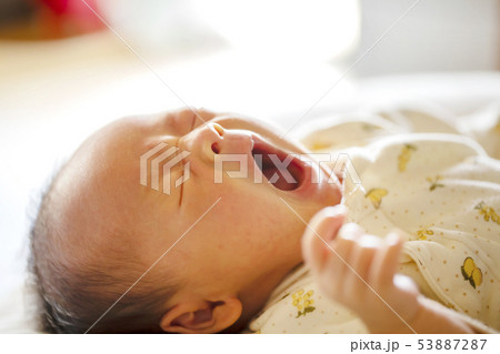 赤ちゃん あくび 可愛い 顔アップの写真素材