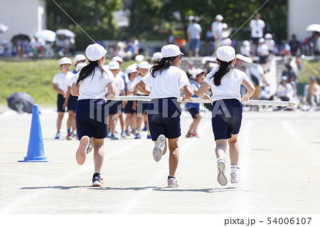 運動会 紅白帽子 小学生 後姿の写真素材 運動会 紅白帽子 小学生 後姿の写真素材