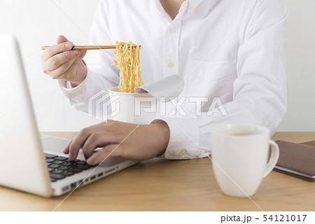 カップラーメン 昼飯 カップ麺 パソコンの写真素材