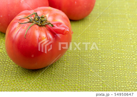 変な形のトマトの写真素材