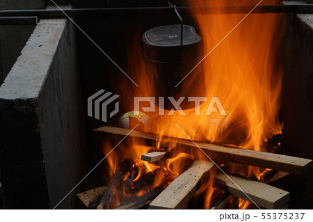 飯盒炊飯 レジャー 飯ごう キャンプの写真素材