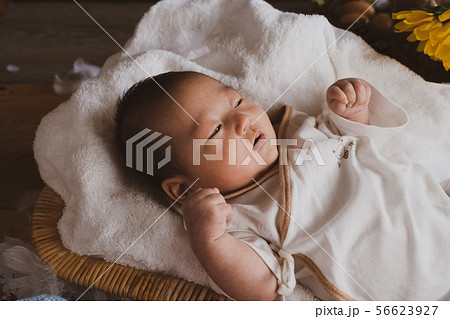 男の子 赤ちゃん 新生児 生まれたての写真素材