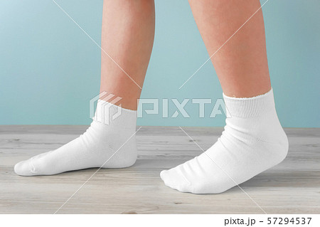 靴を脱ぐ 足元の写真素材