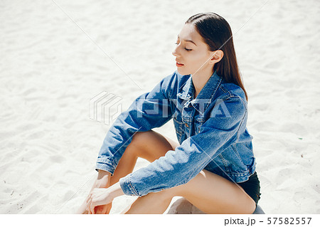 ジーンズ 座るの写真素材