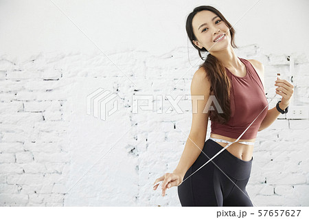 ウエスト くびれ 女性 細いの写真素材