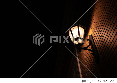 ブラケットライト 照明器具 外壁 レンガ壁の写真素材