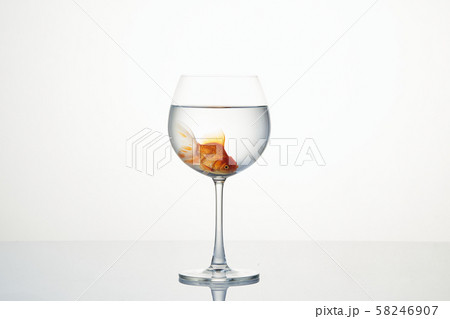 ワイングラス 金魚 白色 ガラスの写真素材