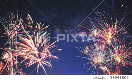 海 青色 人影 花火の写真素材