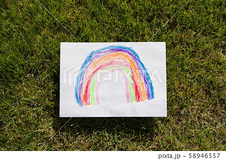 色鉛筆 折り紙 虹色 七色の写真素材