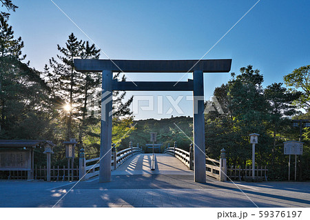 伊勢神宮 宇治橋 日の出 朝日の写真素材