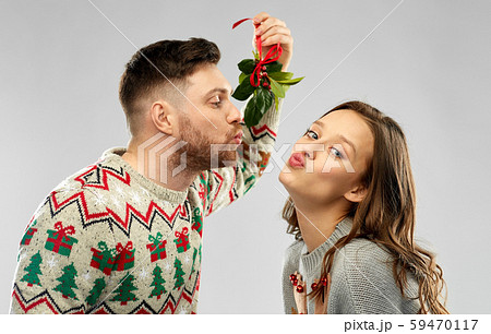 クリスマス カップル キス ヤドリギの写真素材