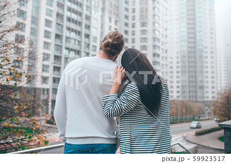 もたれかかる 男女 カップル 女性の写真素材 もたれかかる 男女 カップル 女性の写真素材
