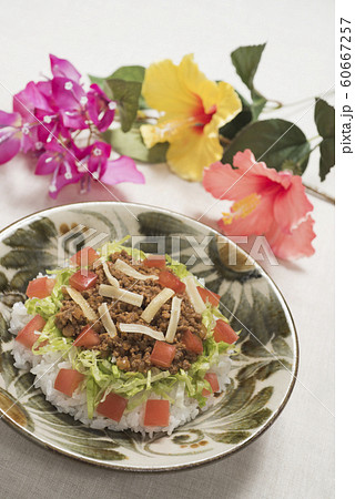 タコライス 緑の写真素材