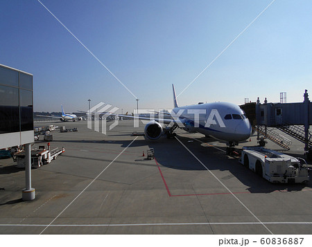 タラップ ボーディングブリッジ 階段 空港の写真素材