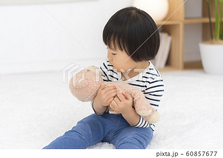 ぬいぐるみ 抱っこ 人物 子供の写真素材