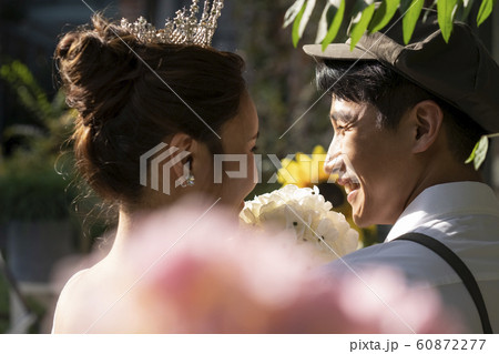 後姿 カップル 韓国 韓国人の写真素材