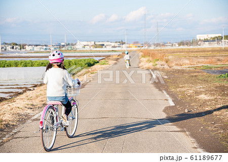 子供 自転車 乗る 後ろ姿の写真素材