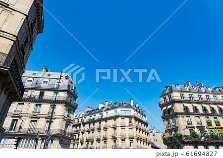 パリ 街並み 風景 晴れの写真素材
