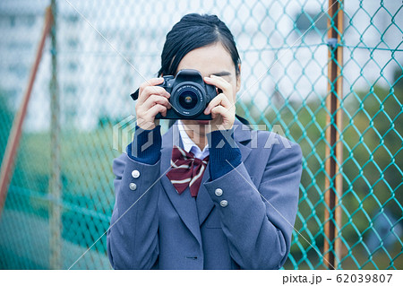 女性 カメラ 構える カメラ女子の写真素材