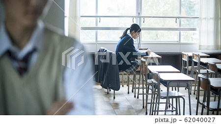 ひとりぼっち 女子生徒 孤独 教室の写真素材