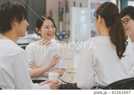 膝を突き合わせるの写真素材 Pixta