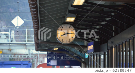 駅 時計 ヨーロッパ スイスの写真素材 駅 時計 ヨーロッパ スイスの写真素材