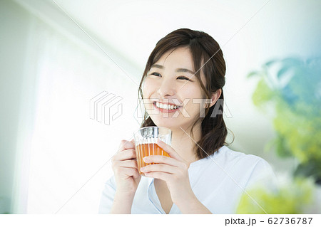 紅茶 女性 飲む 上半身の写真素材
