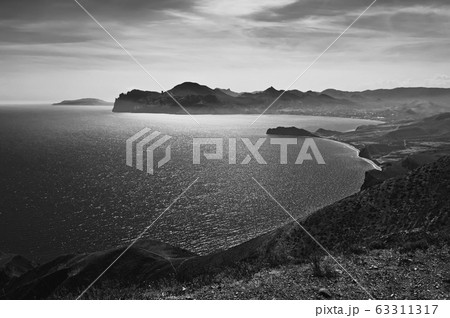 断崖 モノクロ 浜辺 白黒の写真素材