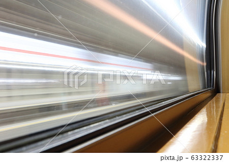 窓 車内 夜 電車の写真素材