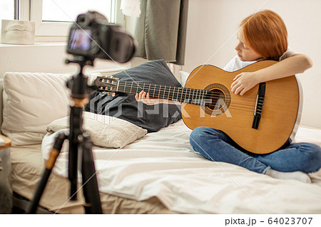 アコースティックギター 女性 かわいい 若い 少女 女子の写真素材