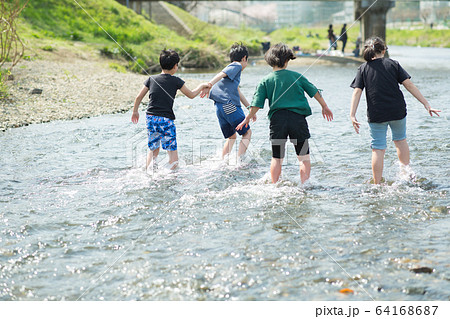 川遊び　小学生　盗撮 少女 川遊び 子供 水 水遊びの写真素材 - PIXTA