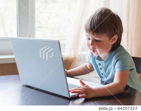 赤ちゃん ノートパソコン 興味 触るの写真素材