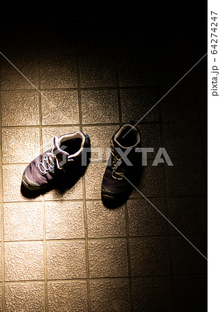 脱ぎ捨てた 靴の写真素材 - PIXTA