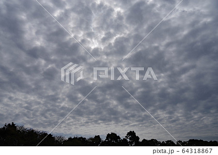 雲 雨雲 灰色 どんよりの写真素材