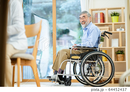 おじいちゃん 笑顔の写真素材