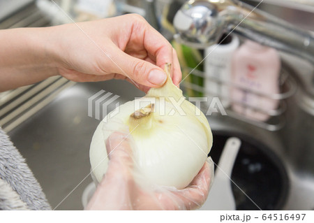料理 皮むき 剥く 玉葱の写真素材