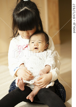 姉 弟 世話 抱っこの写真素材