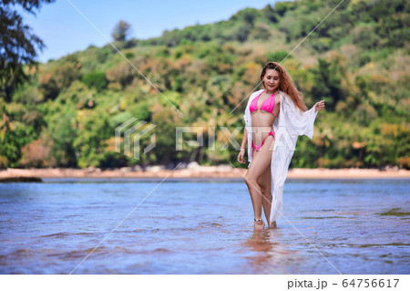 海辺 ビキニ 海岸 女性の写真素材