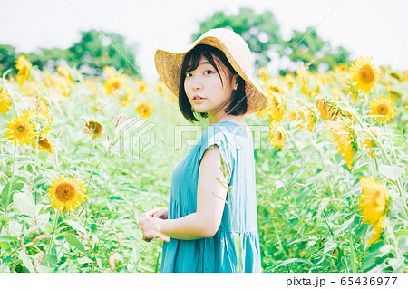 ひまわり ワンピース 麦わら帽子 夏の写真素材