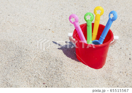 おもちゃ バケツ スコップ 砂遊びセットの写真素材