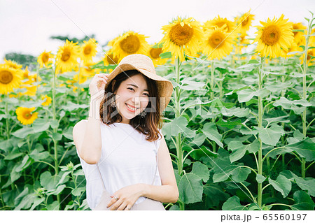 女の子 麦わら帽子 花畑 お花畑の写真素材