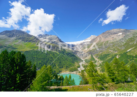 アルプス 山 風景 スイスの写真素材