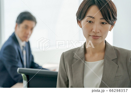 睨まれるの写真素材
