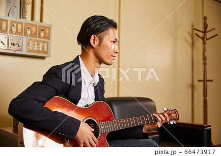 男性 ギター 弾き語り シンガーソングライターの写真素材