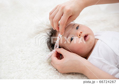 頭囲 測定の写真素材