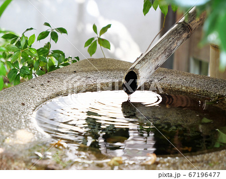 獅子おどし 水 和 庭の写真素材 - PIXTA