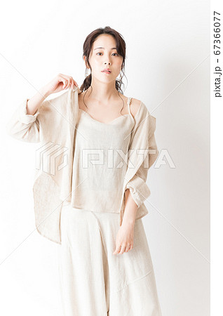 立ち姿 モデルの写真素材