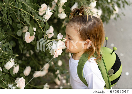 子供 男の子 女の子 花の写真素材