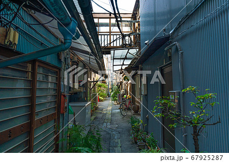 路地裏 夏 下町 裏道の写真素材